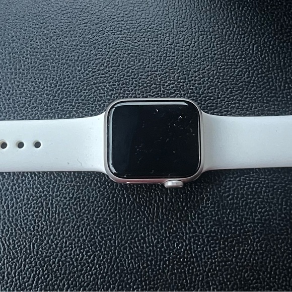 Apple Watch SE 2nd Generation (GPS) 40mm Aluminum Case with Sport Band Starlight - Picture 3 of 10